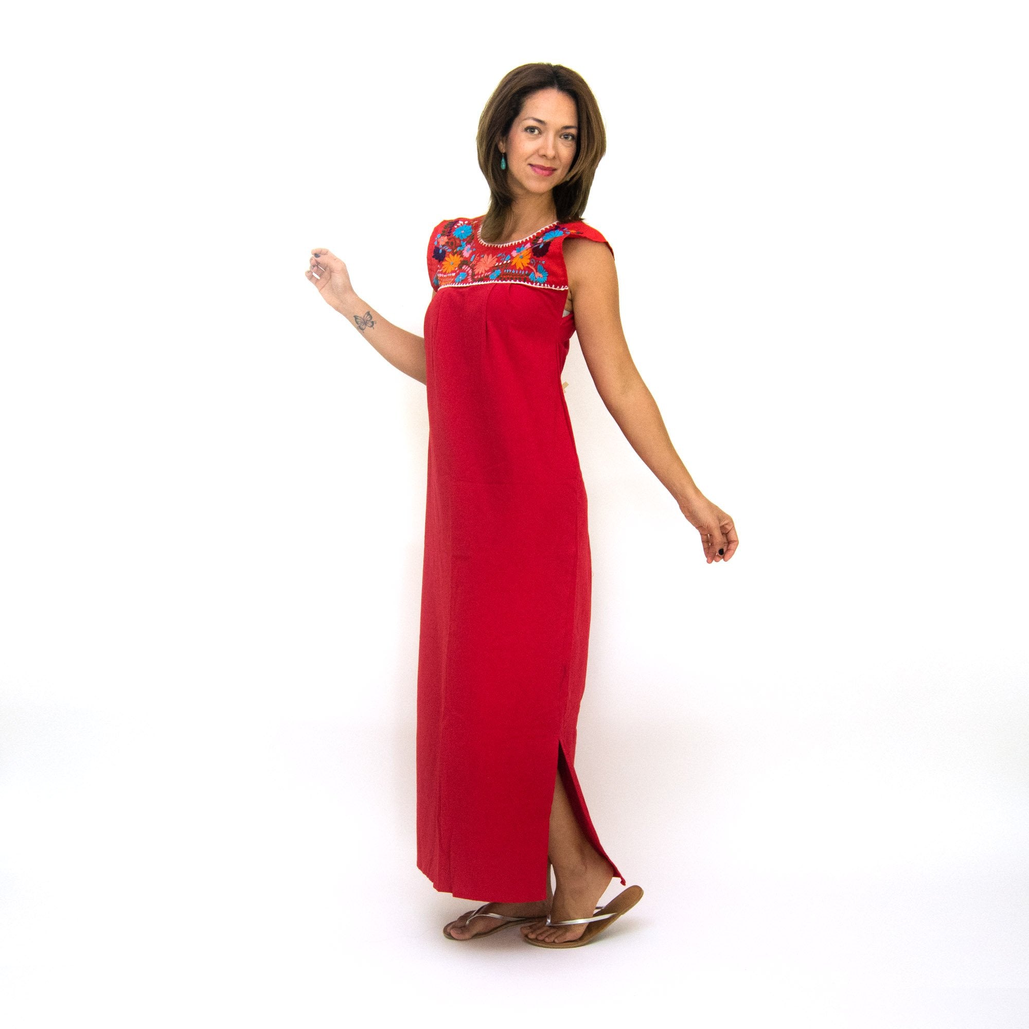 Maxi Isidra, vestido folclórico con flores bordadas