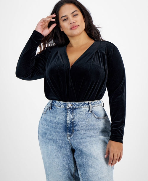 Ahora este moderno body de terciopelo de talla grande con escote cruzado
