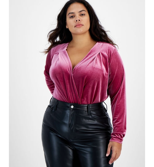 Ahora este moderno body de terciopelo de talla grande con escote cruzado