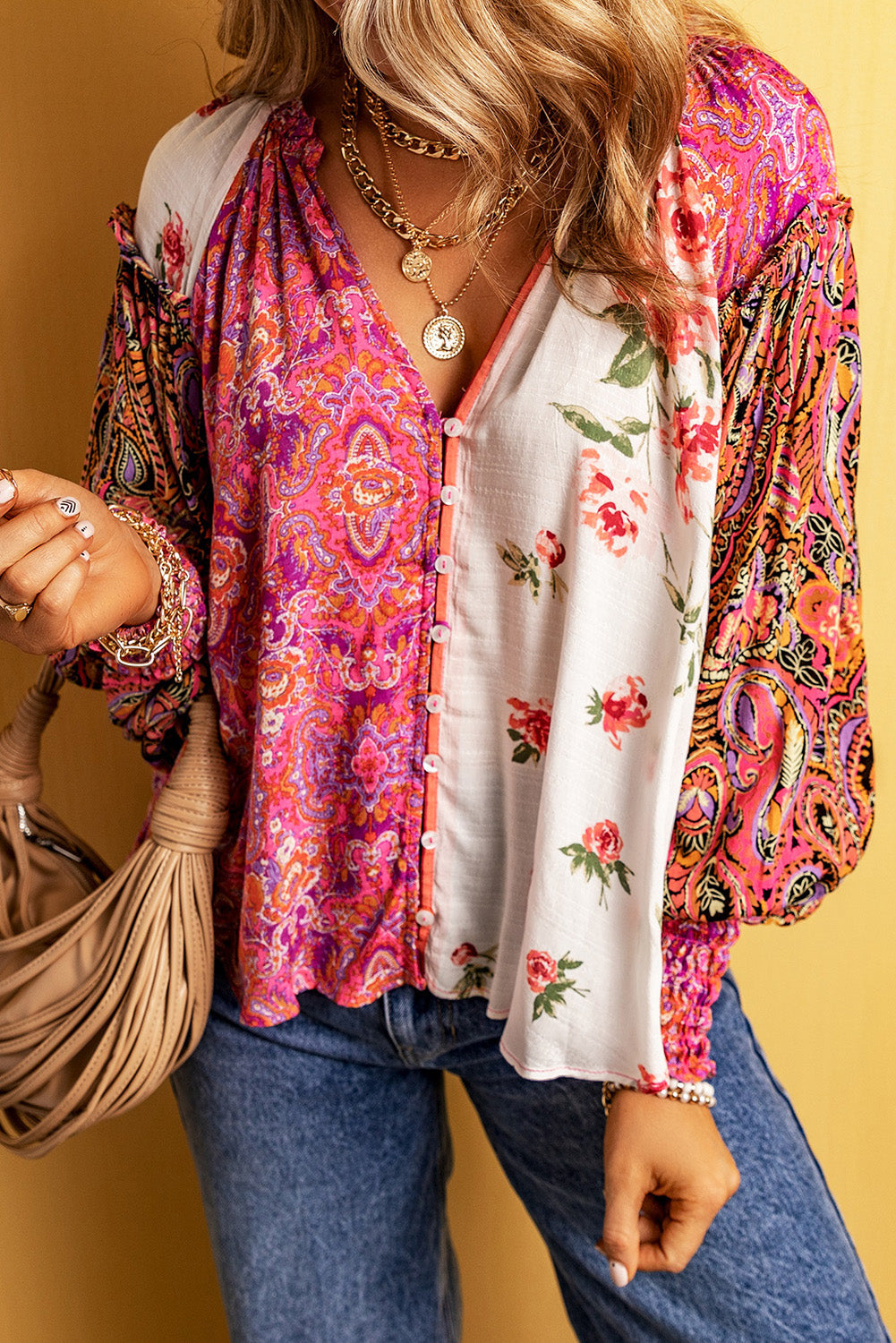 Blusa con cuello en V abotonada, fruncido en los puños, estampado floral multicolor patchwork
