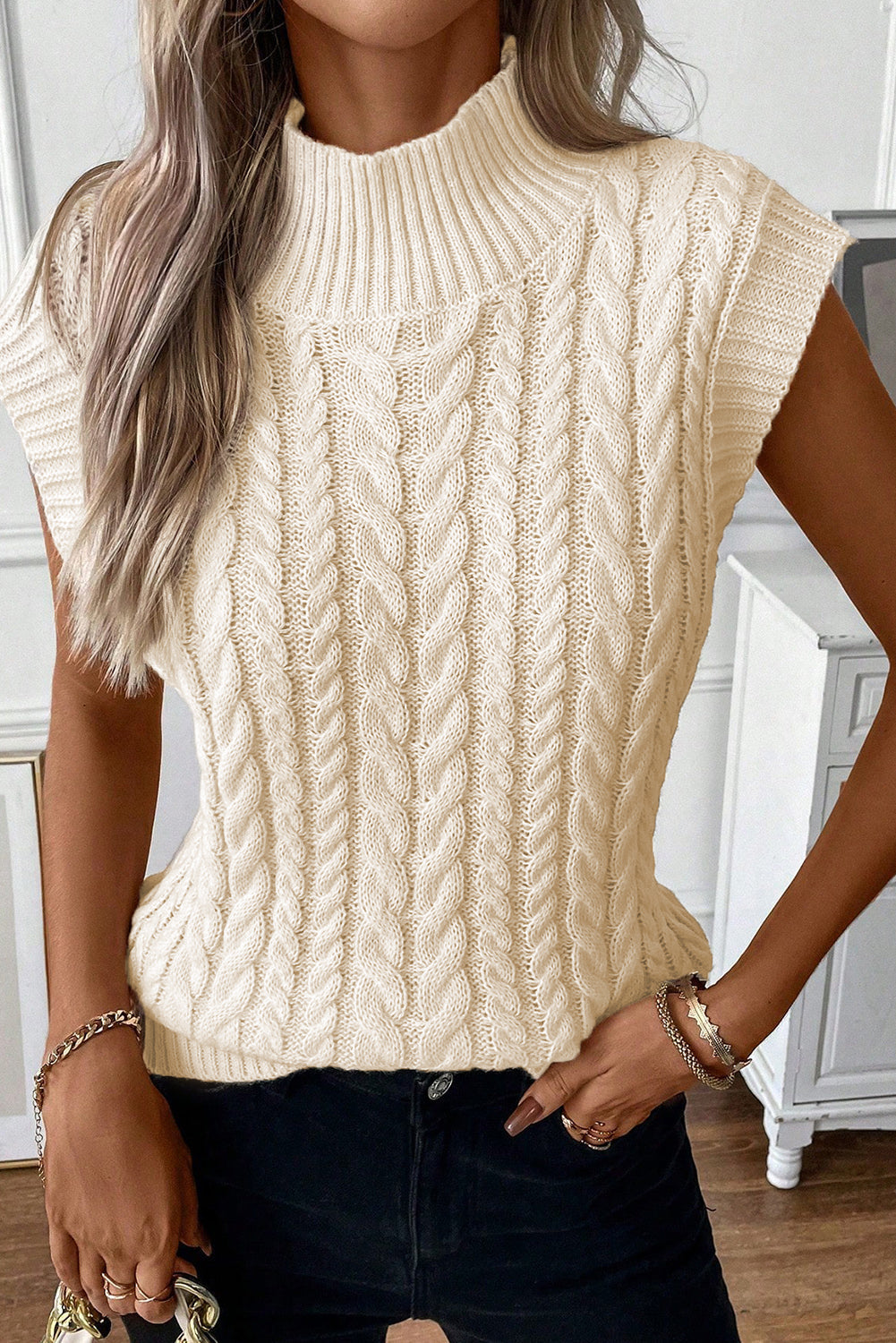 Chaleco de punto trenzado de cuello alto color avena