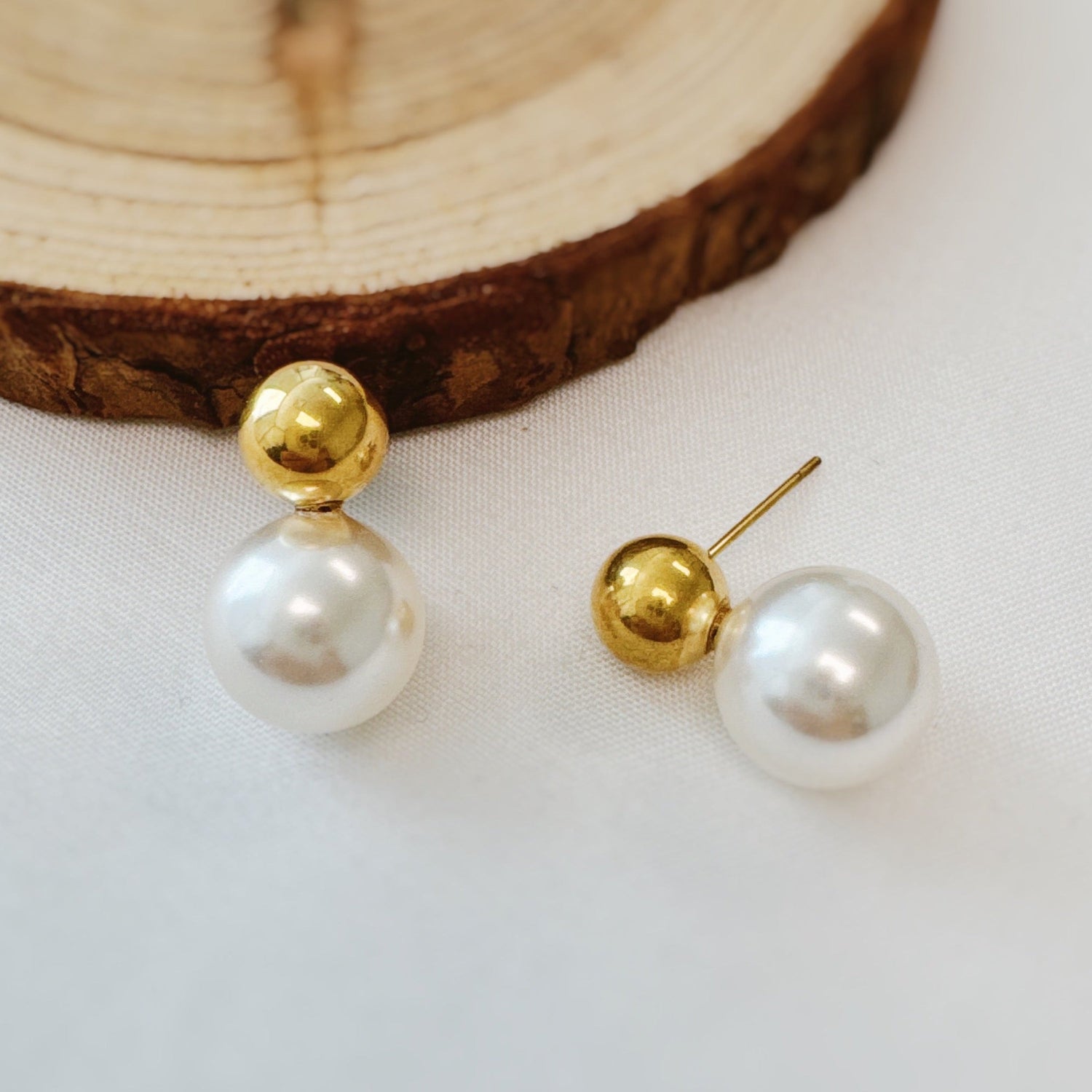 Pendientes de botón con bola y perla