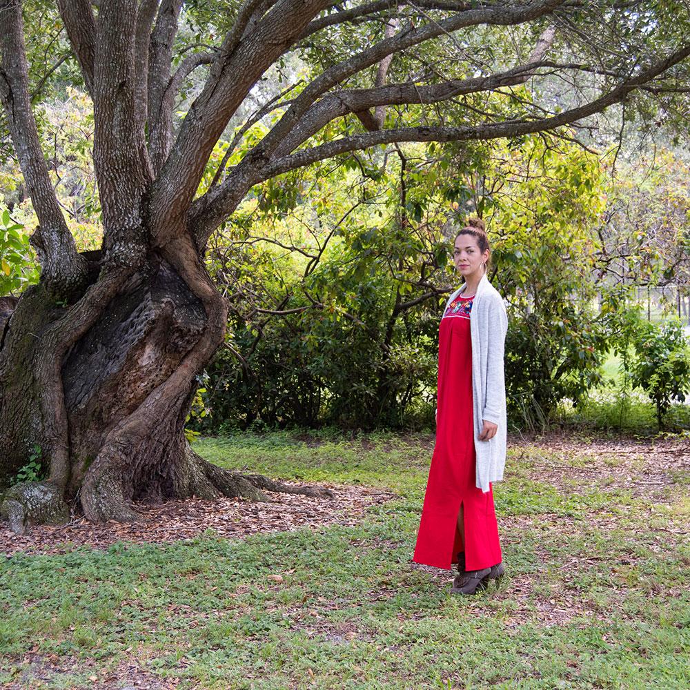 Maxi Isidra, vestido folclórico con flores bordadas