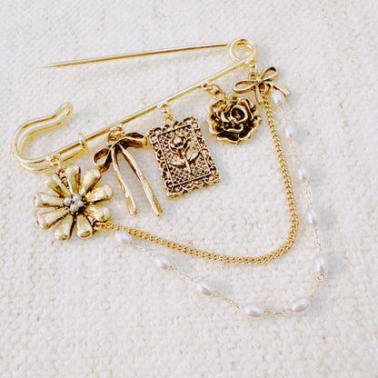 Broche de cinta floral - Elegante imperdible dorado con dijes y