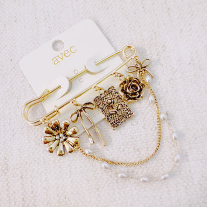 Broche de cinta floral - Elegante imperdible dorado con dijes y