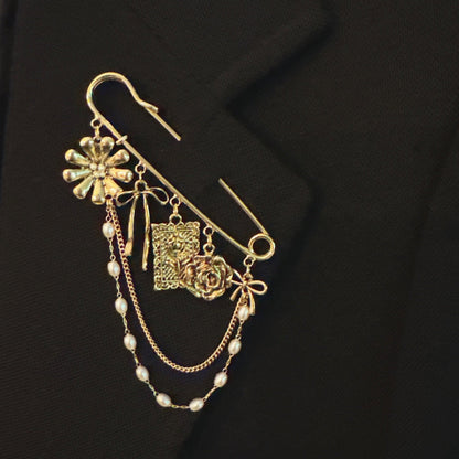 Broche de cinta floral - Elegante imperdible dorado con dijes y
