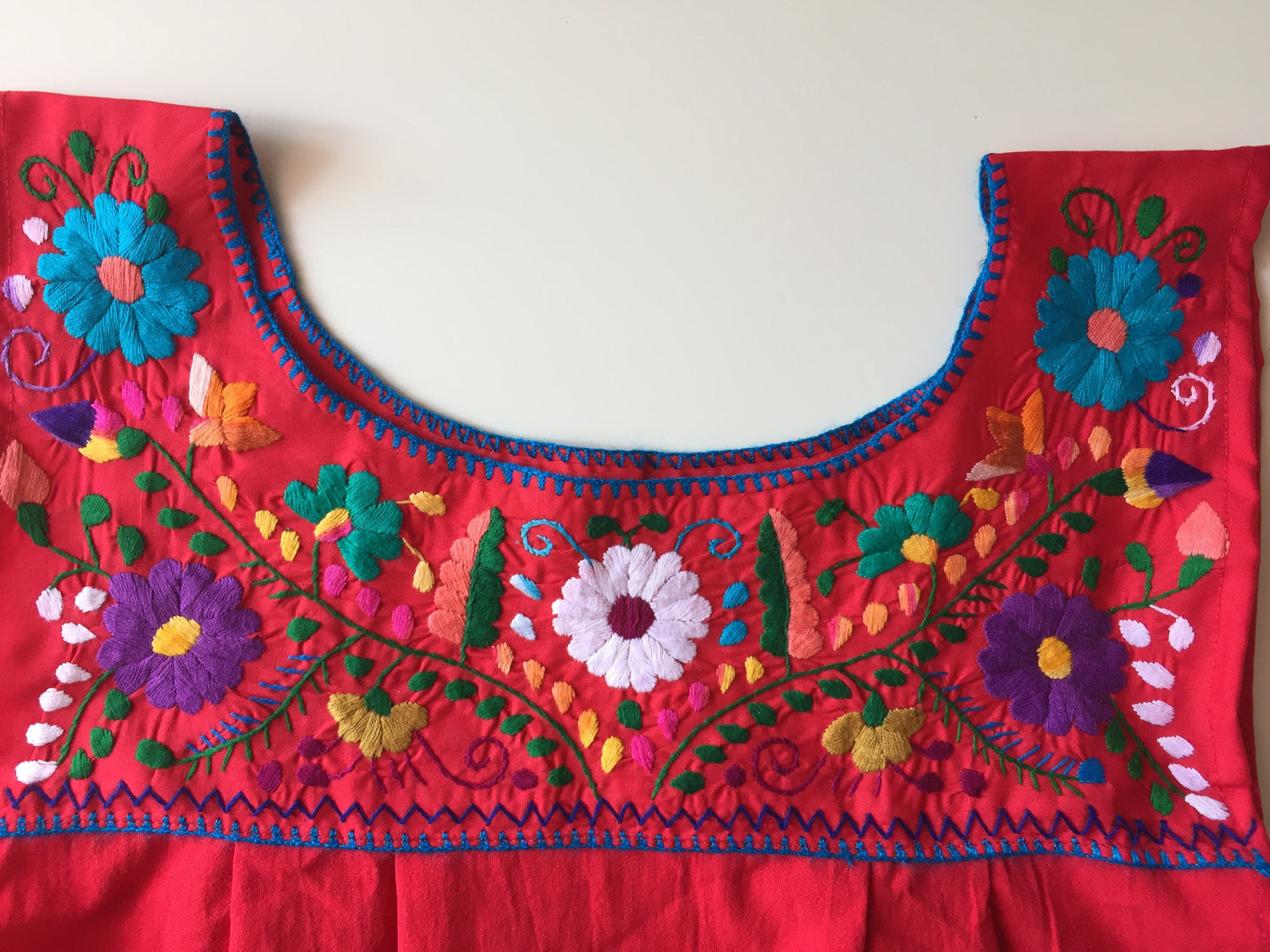 Maxi Isidra, vestido folclórico con flores bordadas