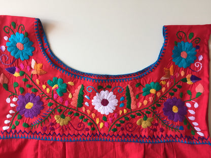 Maxi Isidra, vestido folclórico con flores bordadas
