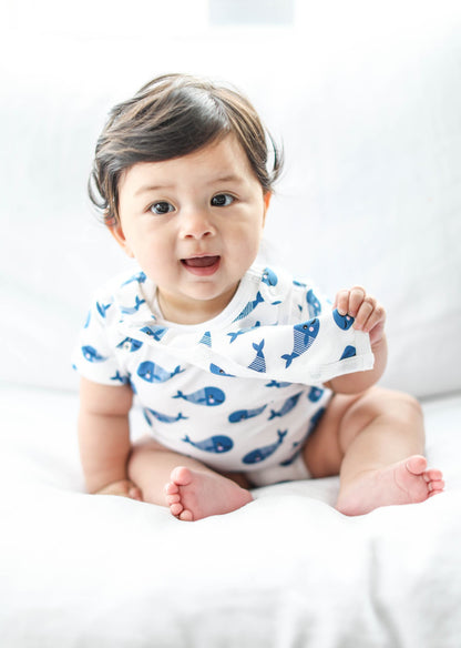 Bodysuit de manga corta para bebé con babero - Ballena azul