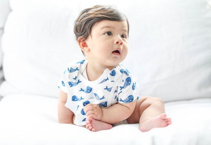 Bodysuit de manga corta para bebé con babero - Ballena azul