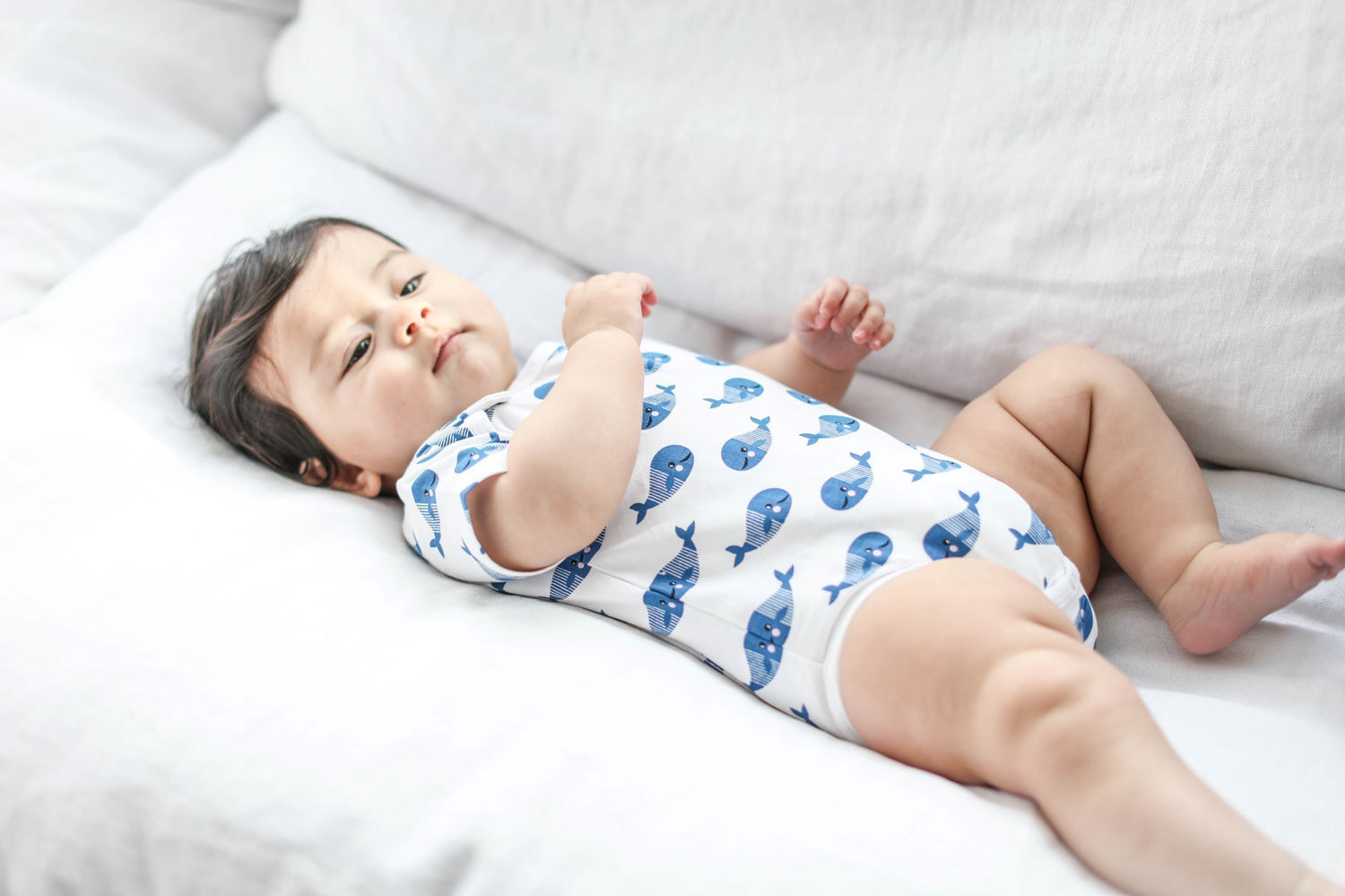 Bodysuit de manga corta para bebé con babero - Ballena azul
