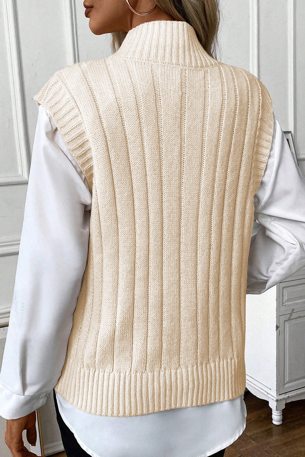 Chaleco de punto trenzado de cuello alto color avena