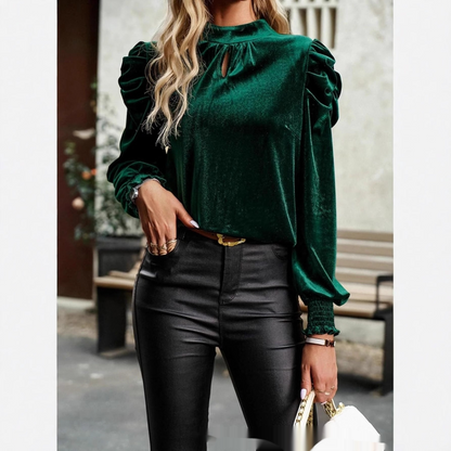 Blusa de terciopelo verde de cuello alto con mangas abullonadas