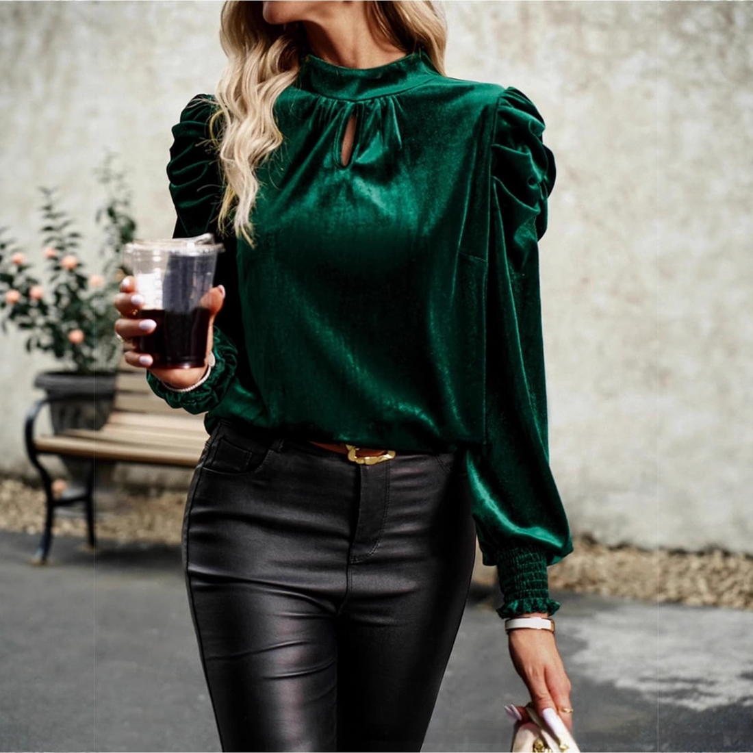 Blusa de terciopelo verde de cuello alto con mangas abullonadas