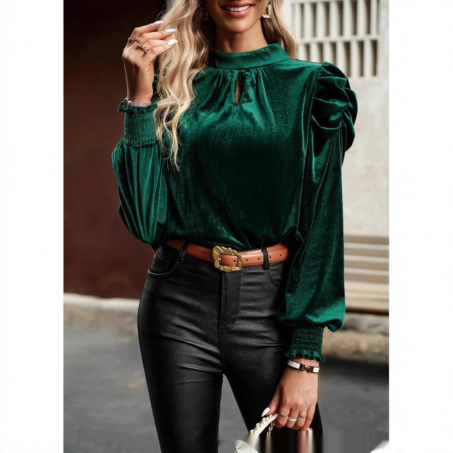 Blusa de terciopelo verde de cuello alto con mangas abullonadas