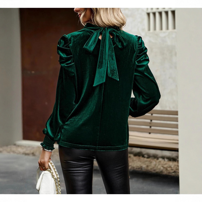 Blusa de terciopelo verde de cuello alto con mangas abullonadas