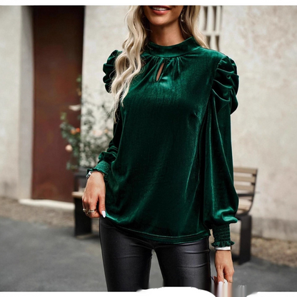 Blusa de terciopelo verde de cuello alto con mangas abullonadas