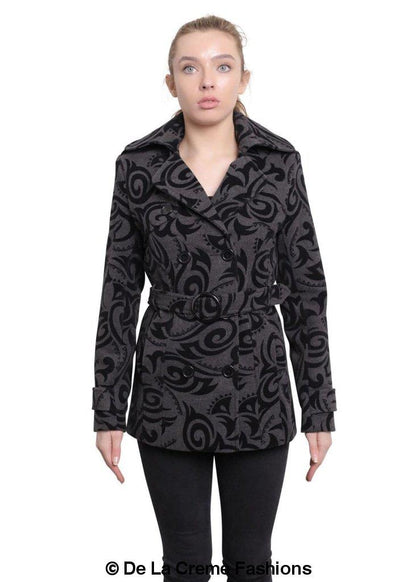 De La Creme - Abrigo corto cruzado con estampado tribal para mujer