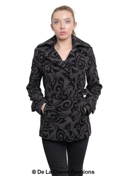 De La Creme - Abrigo corto cruzado con estampado tribal para mujer