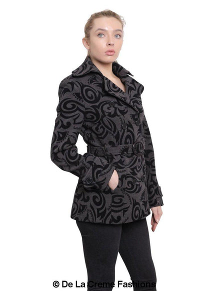 De La Creme - Abrigo corto cruzado con estampado tribal para mujer