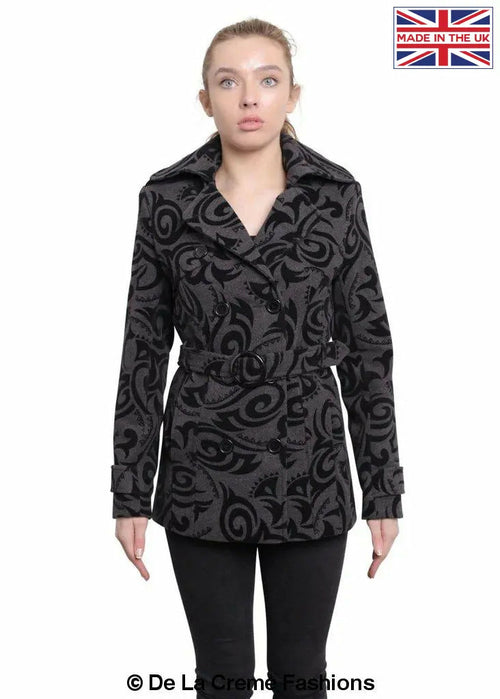 De La Creme - Abrigo corto cruzado con estampado tribal para mujer